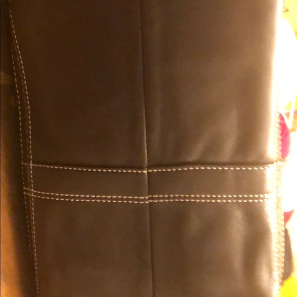 Like new, large leather Coach handbag - Picture 3 of 7
